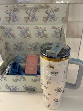 Stanley x LoveShackFancy Rosa Beaux Blue 40oz Quencher Tumbler w Box Limited Ed.
